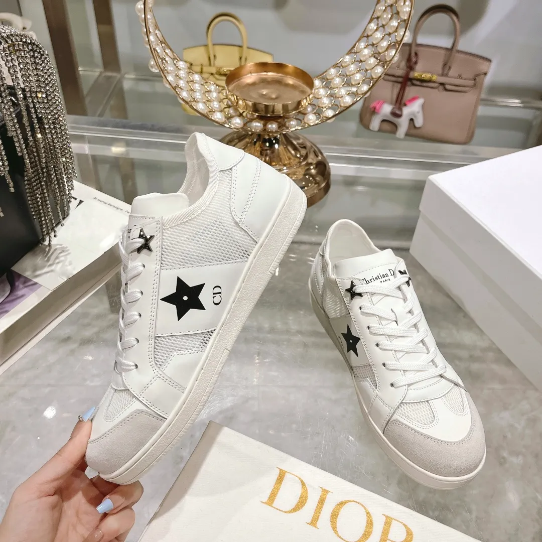 👟👟Ex-factory price 560👟👟Dior2024 new white shoes, Dior Dior Star women's sports shoes, very light summer white shoes. The upper is carefully made of imported suede, decorated with tonal suede panels, metal stars decorate the lace eyelets, and breathable mesh inside. The upper is punched and designed not to stuffy the feet. It is equipped with Christian Dior logo and thin soles. The thick sole is suitable for all seasons! Size: 35-41 (40 and 41 are customized and cannot be returned or exchanged)